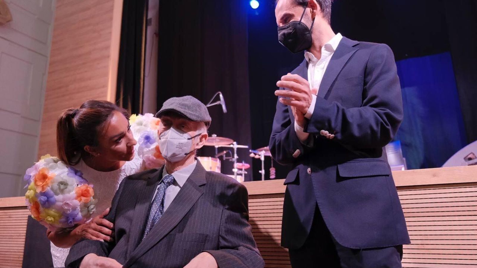 Manolo Sanlúcar, acompañado por Gala Évora, en el escenario.