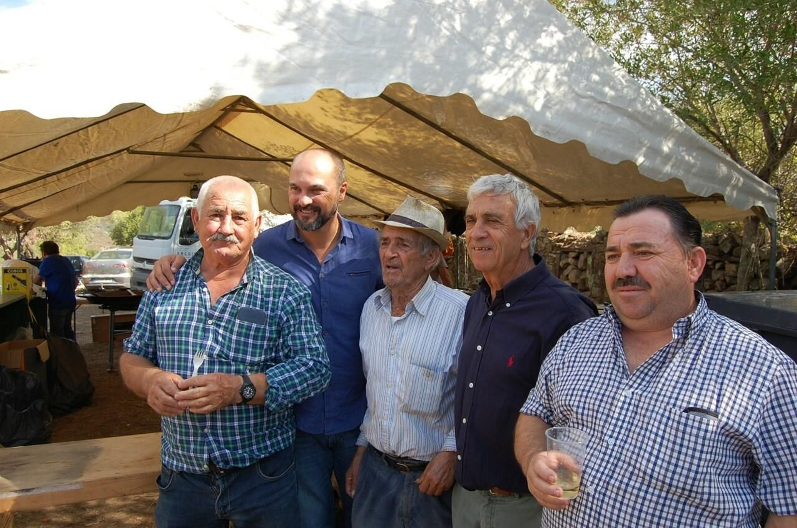El alcalde, Miguel Alconchel, con varios vecinos en la convivencia de Cucarrete. El alcalde, Miguel Alconchel, con varios vecinos en la convivencia de Cucarrete.