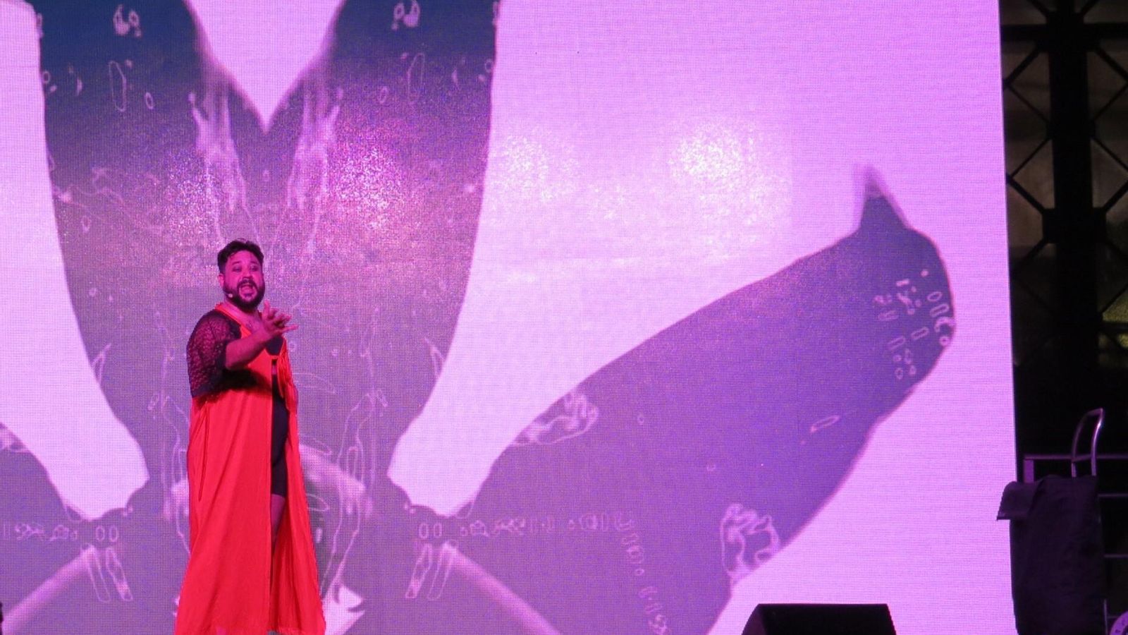 David Bastidas en un momento de su aplaudido monólogo en el Platea Odeón Imperdible