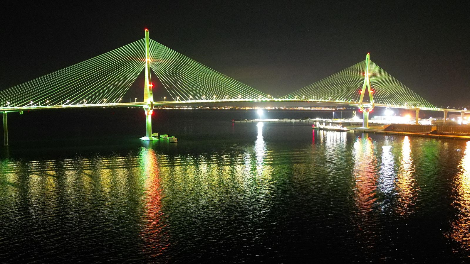 El Puente de la Constitución de 1812 lució la noche del domingo pasado iluminado de verde, el color de la AECC.