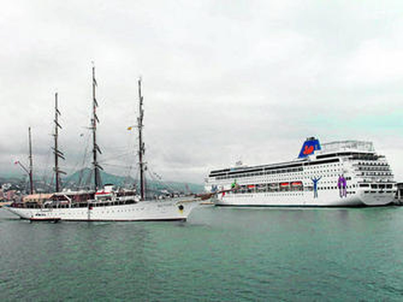 El 'Sea Cloud' y el 'Grand Mistral', ayer, en el puerto de Málaga.