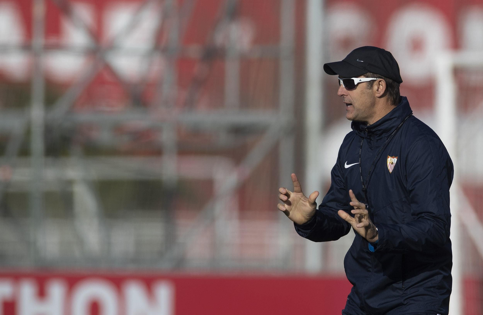 Lopetegui da instrucciones en la primera sesión de preparación del Madrid-Sevilla.