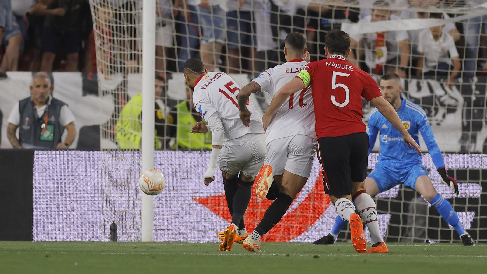 En-Nesyri bate a De Gea para colocar el 1-0 en el marcador.