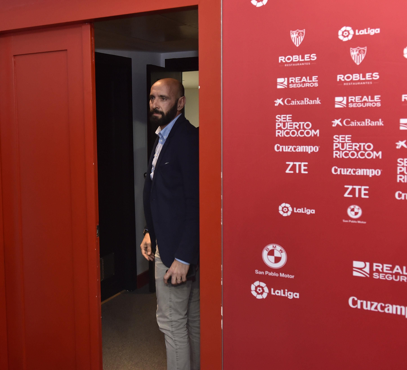 Monchi, con el gesto grave en la puerta de acceso a la sala de prensa del Ramón Sánchez-Pizjuán, ayer.