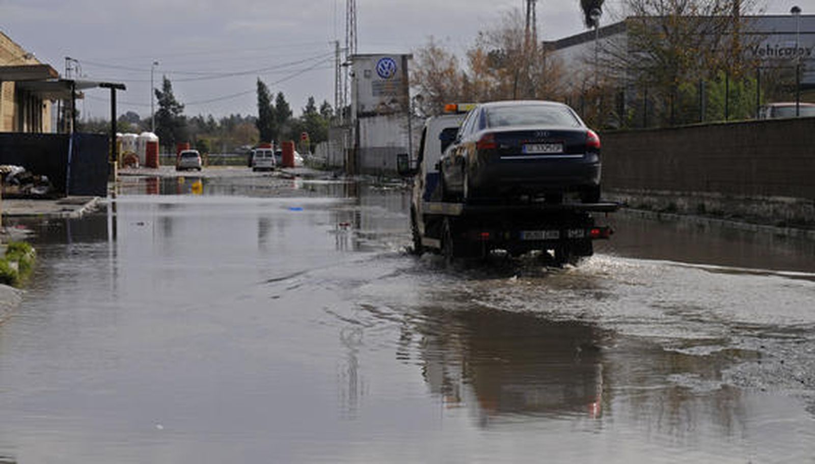 Una grúa trasnportando un vehículo atraviesa uno de los charcos provocados por las lluvias.

Foto: J. C. Vázquez, B. Vargas y A. Pizarro