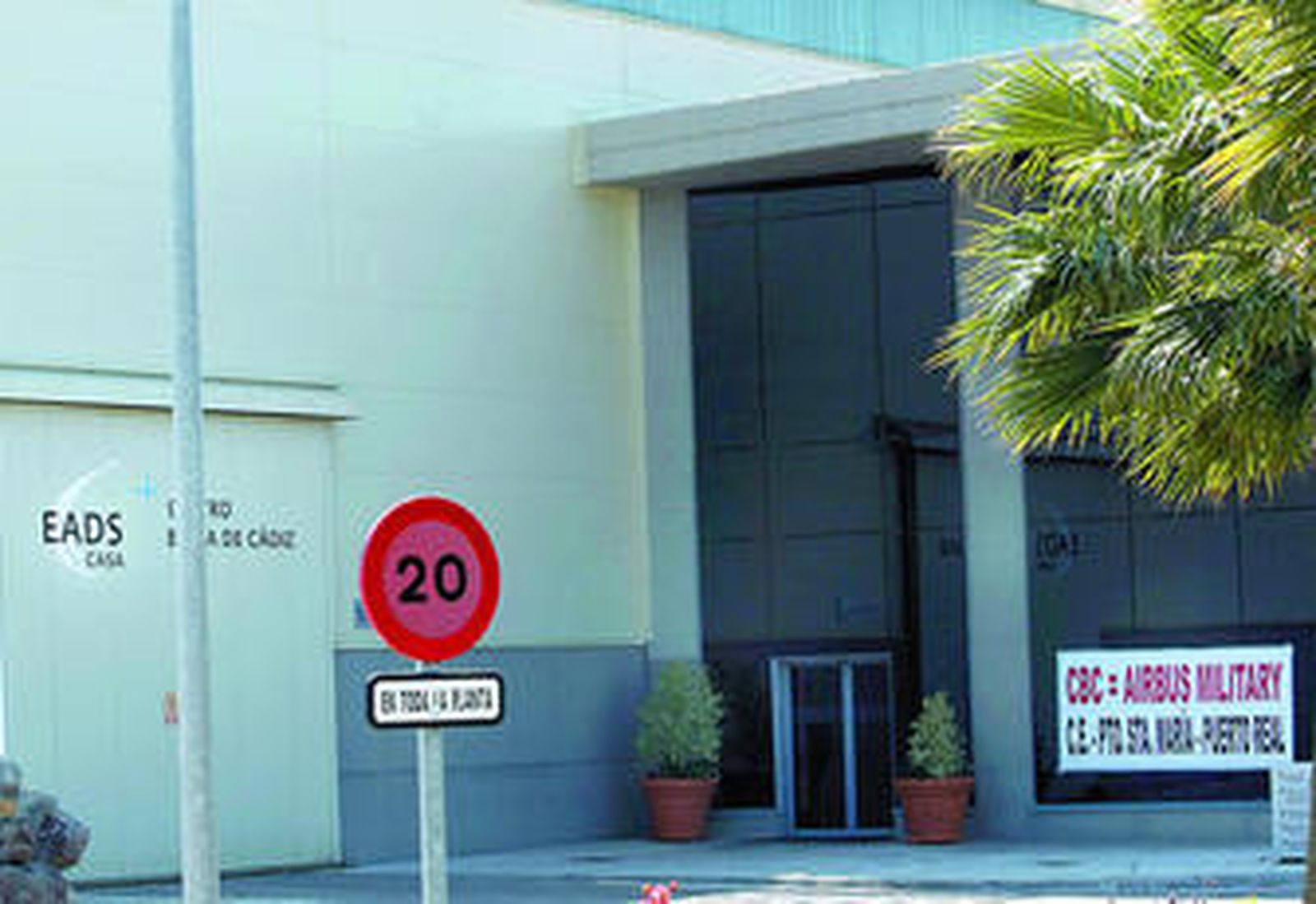 Pancarta a la entrada de la factoría portuense en rechazo a la externalización de este centro de EADS.