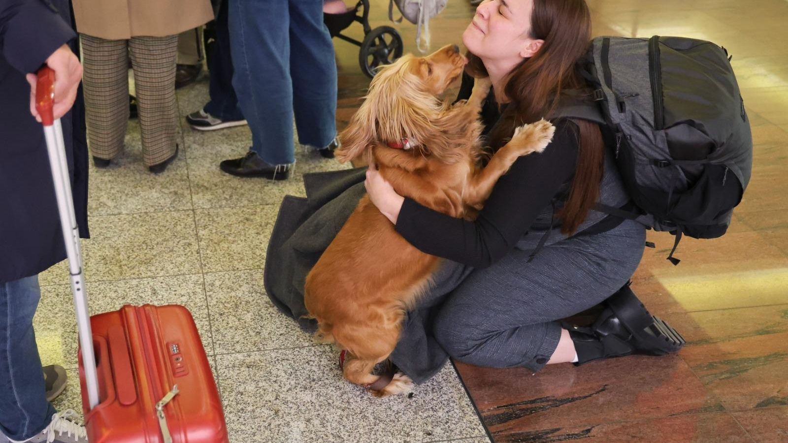 Marta saluda a su mascota.