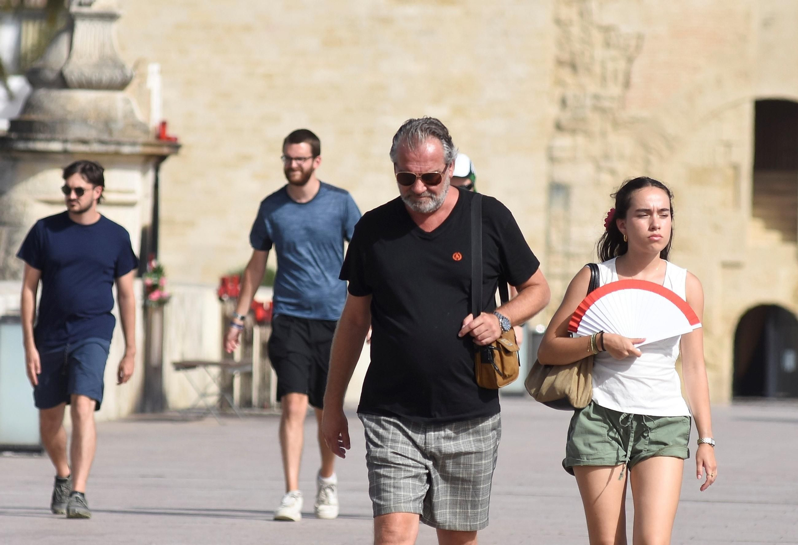 Varias personas caminan por el entorno del Puente Romano de Córdoba Varias personas caminan por el entorno del Puente Romano de Córdoba