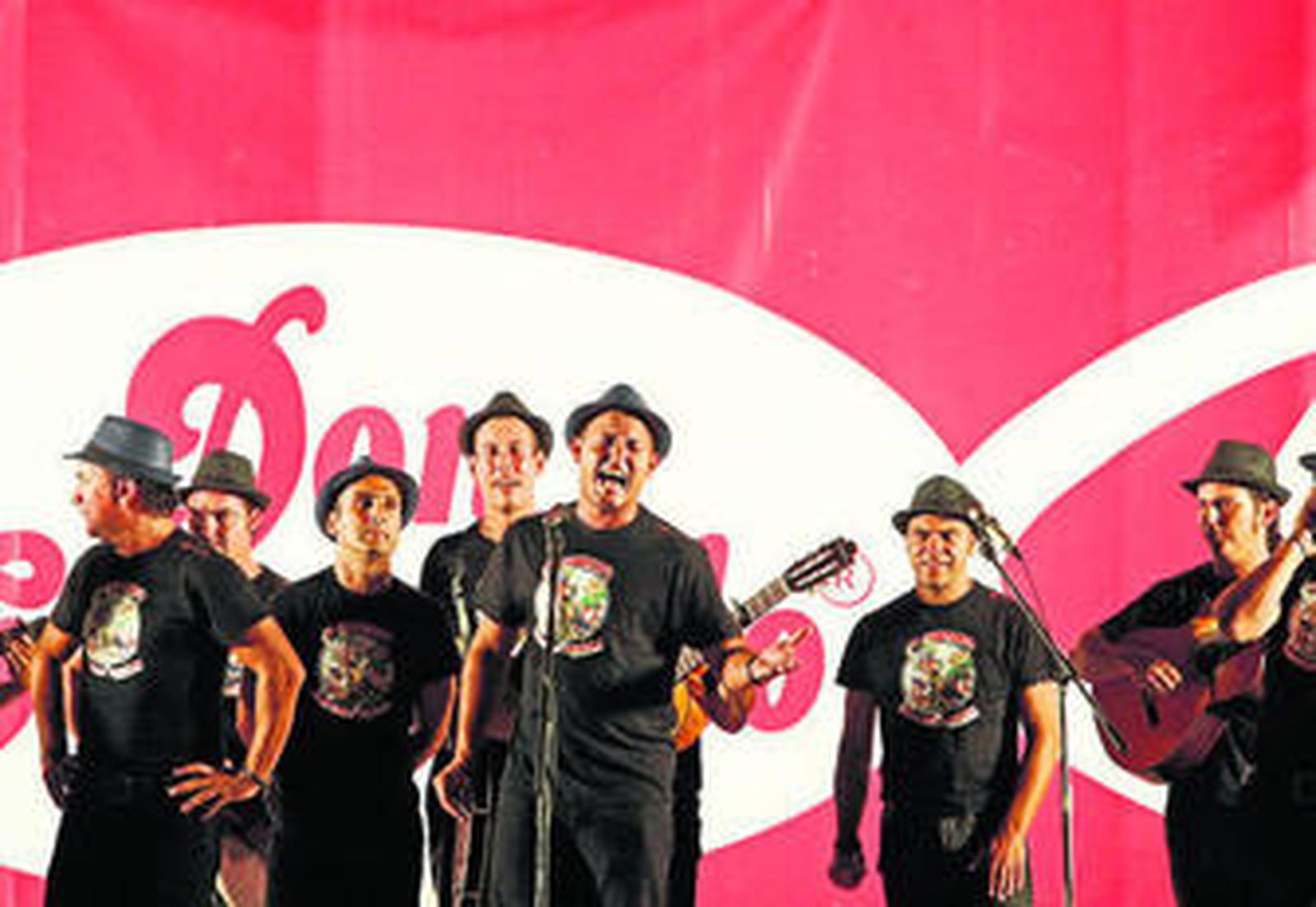 La comparsa 'Se acabó el cuento', de Antonio Martín, durante su actuación.