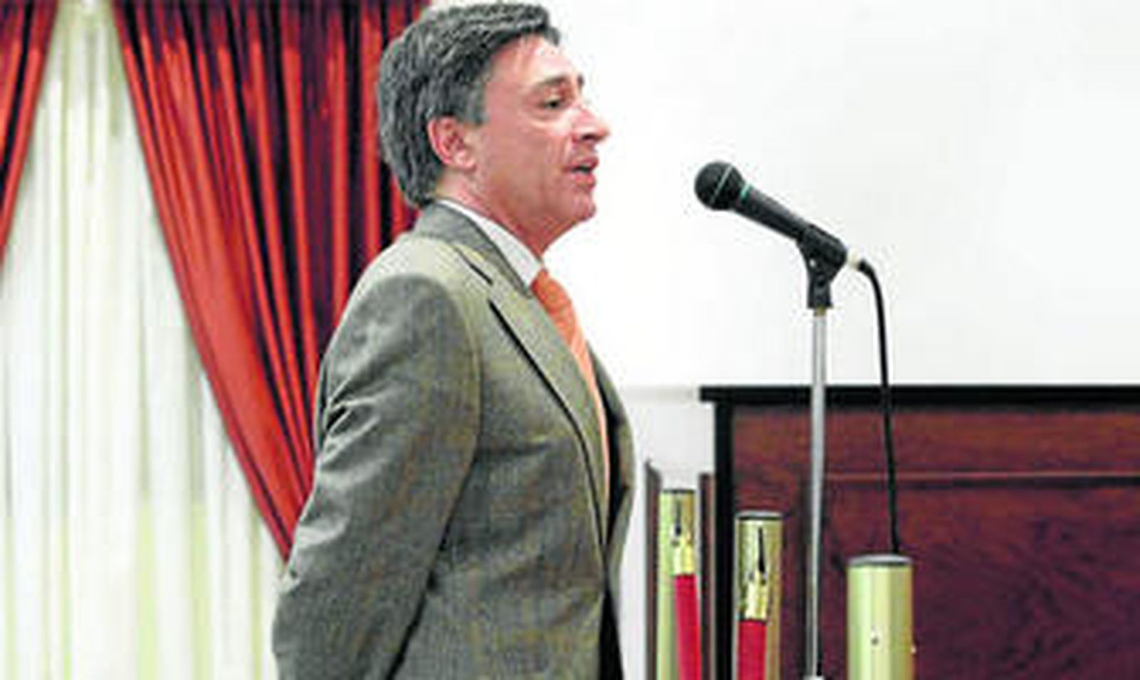 Atienza saluda afectuosamente a Montero tras su declaración y en presencia del resto de procesados.