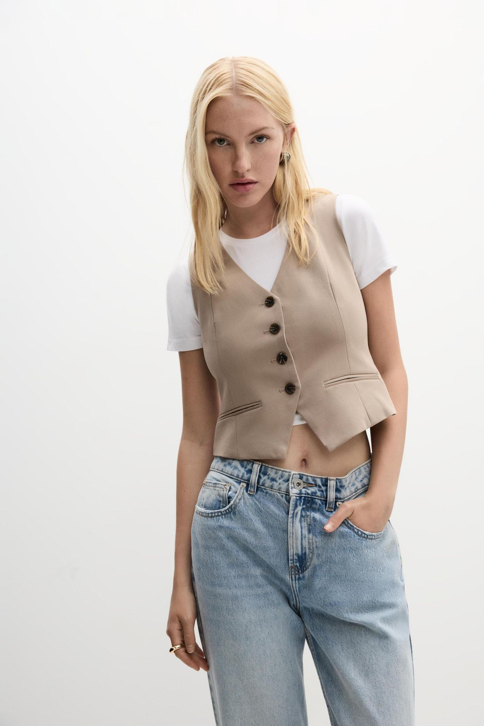 Chaleco beige de Lefties.