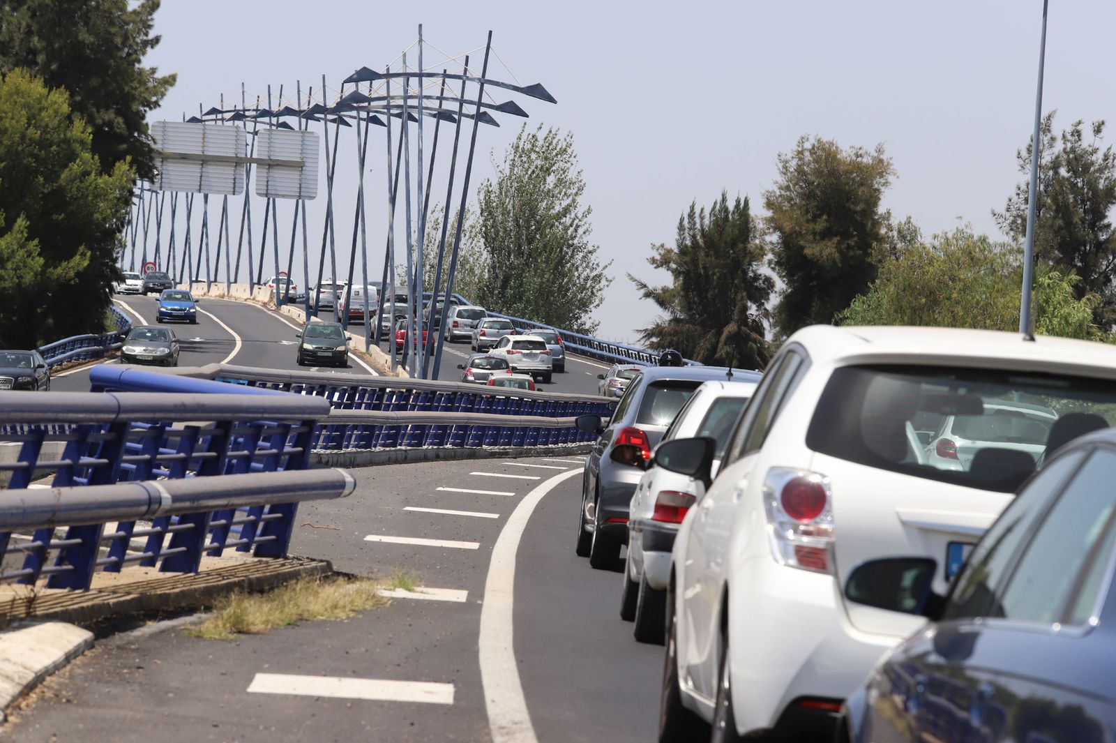 Tráfico fluido en el puente sobre el Odiel.