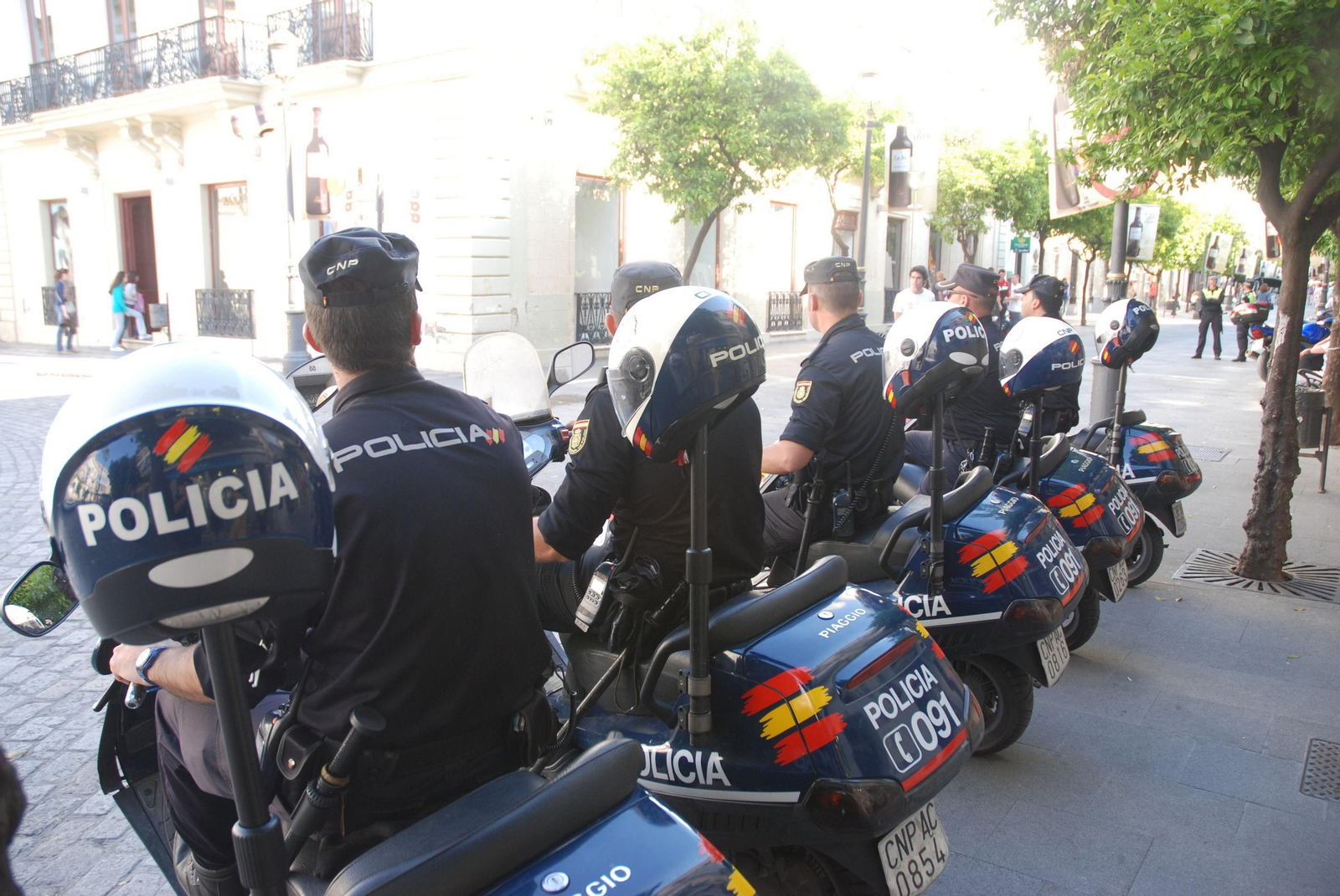 Efectivos de la Policía Nacional vigilando la calle Larga.