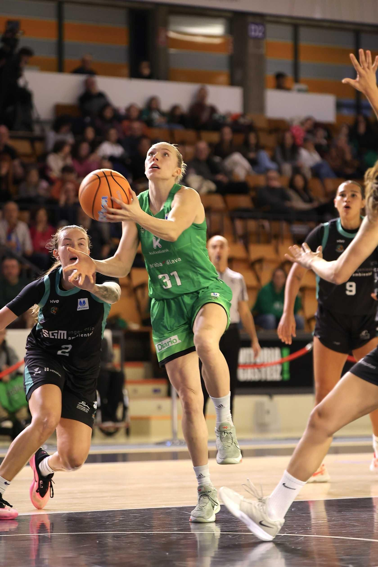 Araski-CAB Estepona: Festival del triples para ganar (71-91)