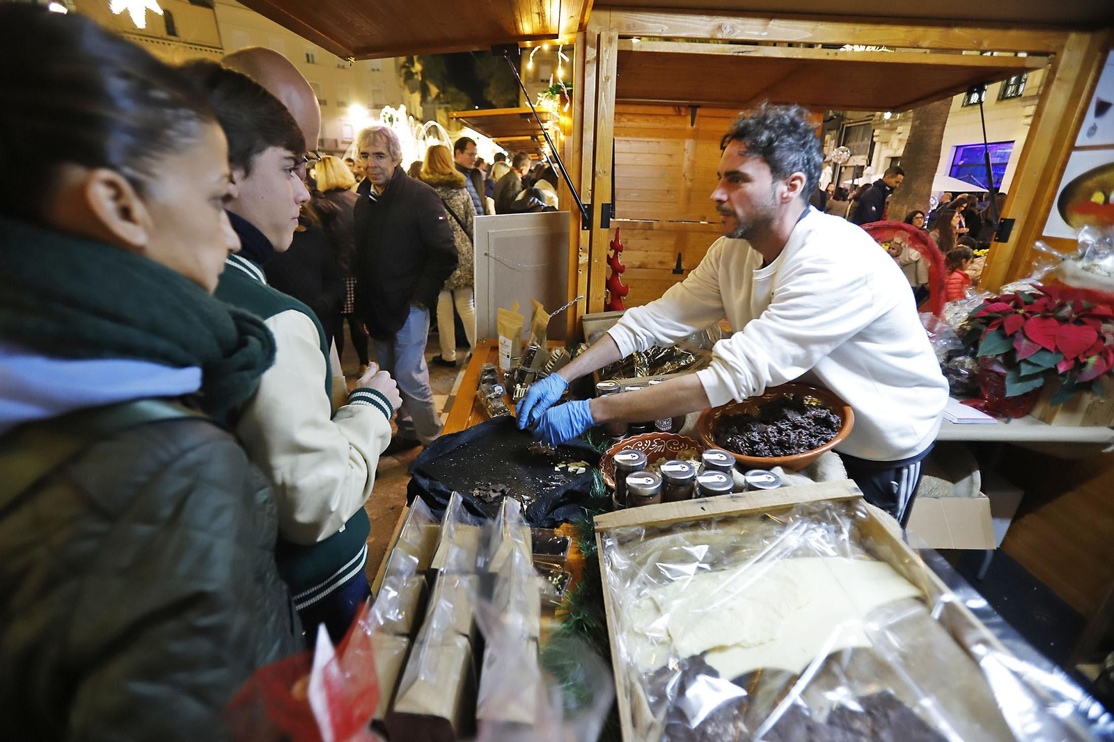 Imágenes del mercado navideño de la Plaza de las Monjas