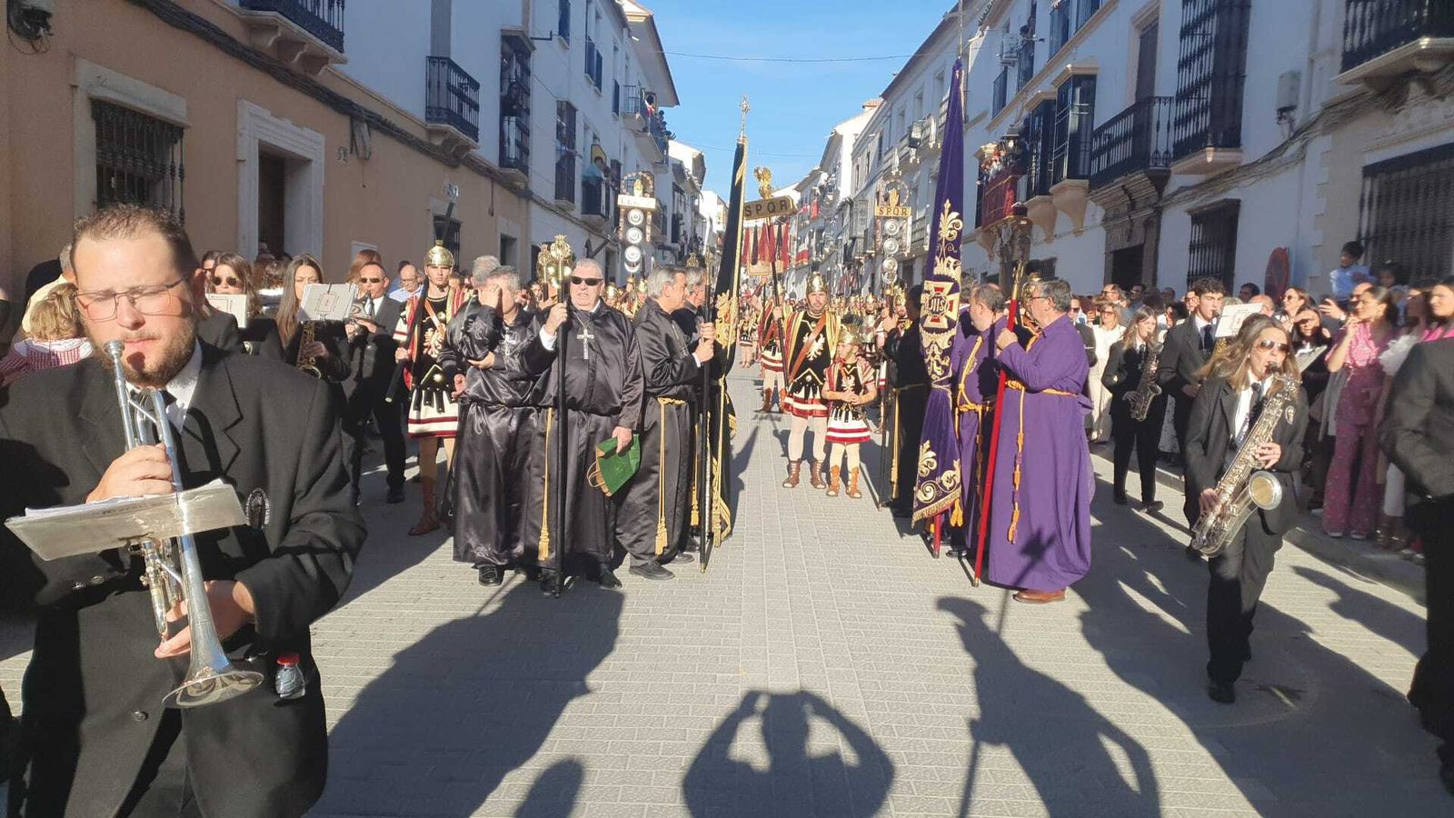 Viernes Santo en Castro del Río: La cesión del paso al Santo Entierro, en imágenes