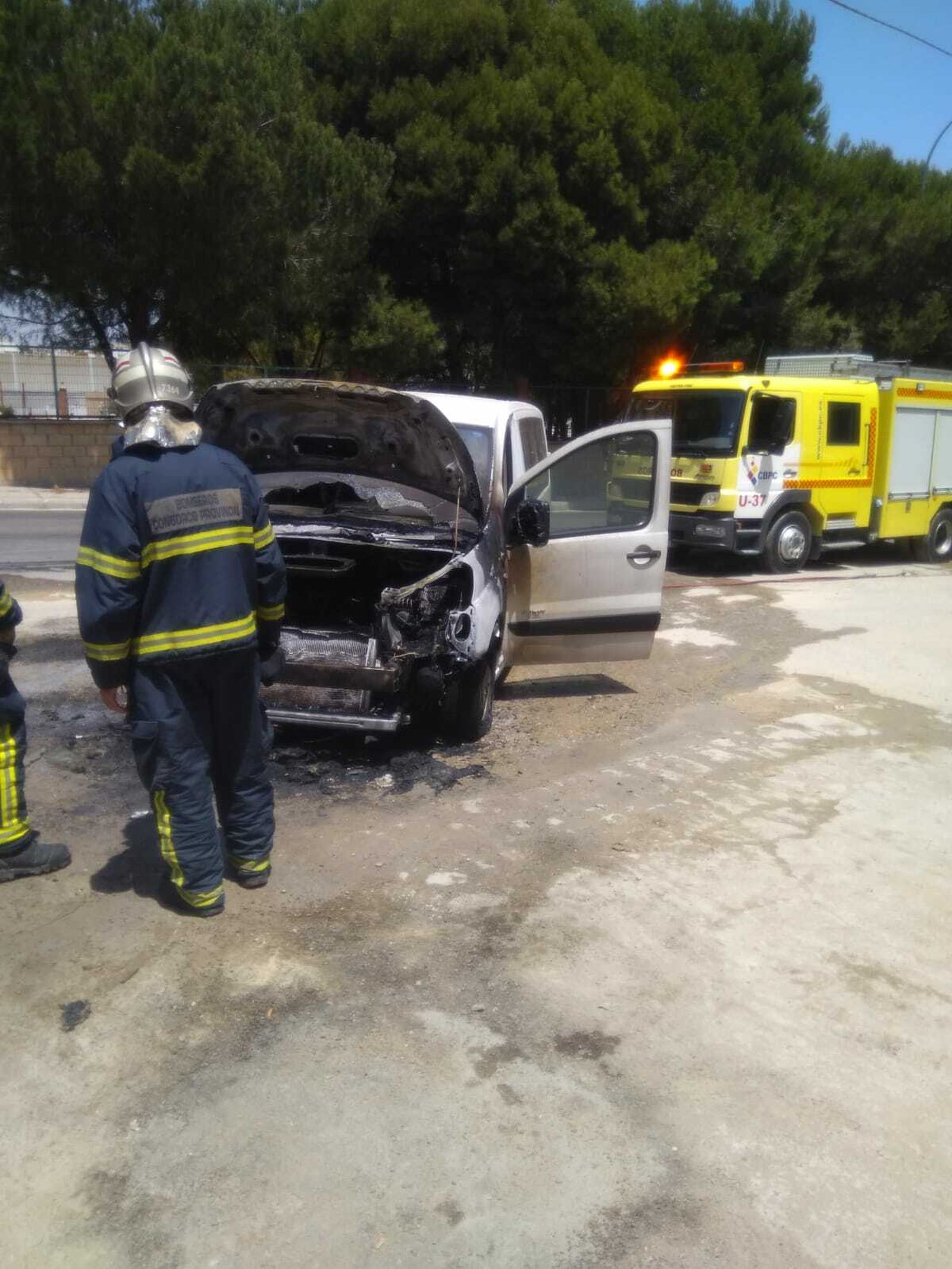 Estado en el que quedó el vehículo tras el fuego.