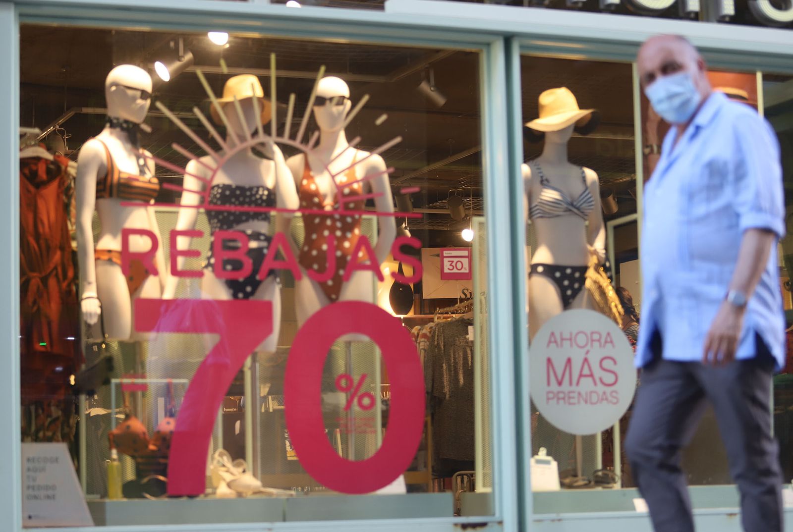 Imágenes de las rebajas de verano en la nueva normalidad