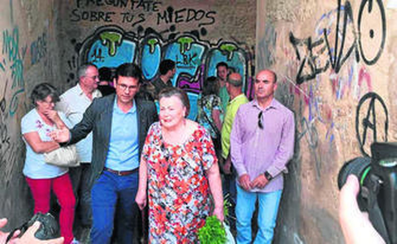Paco Cuenca visitó ayer el Arco de las Pesas, uno de los inmuebles históricos más deteriorado en el Albaicín.