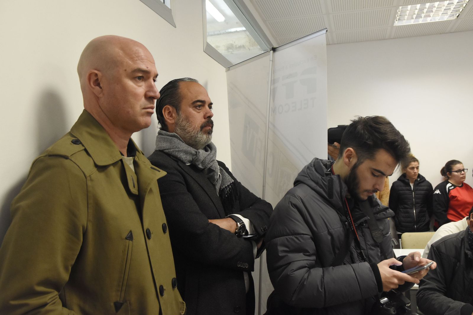 Rafa Berges, a la izquierda, durante la rueda de prensa de Jesús León.