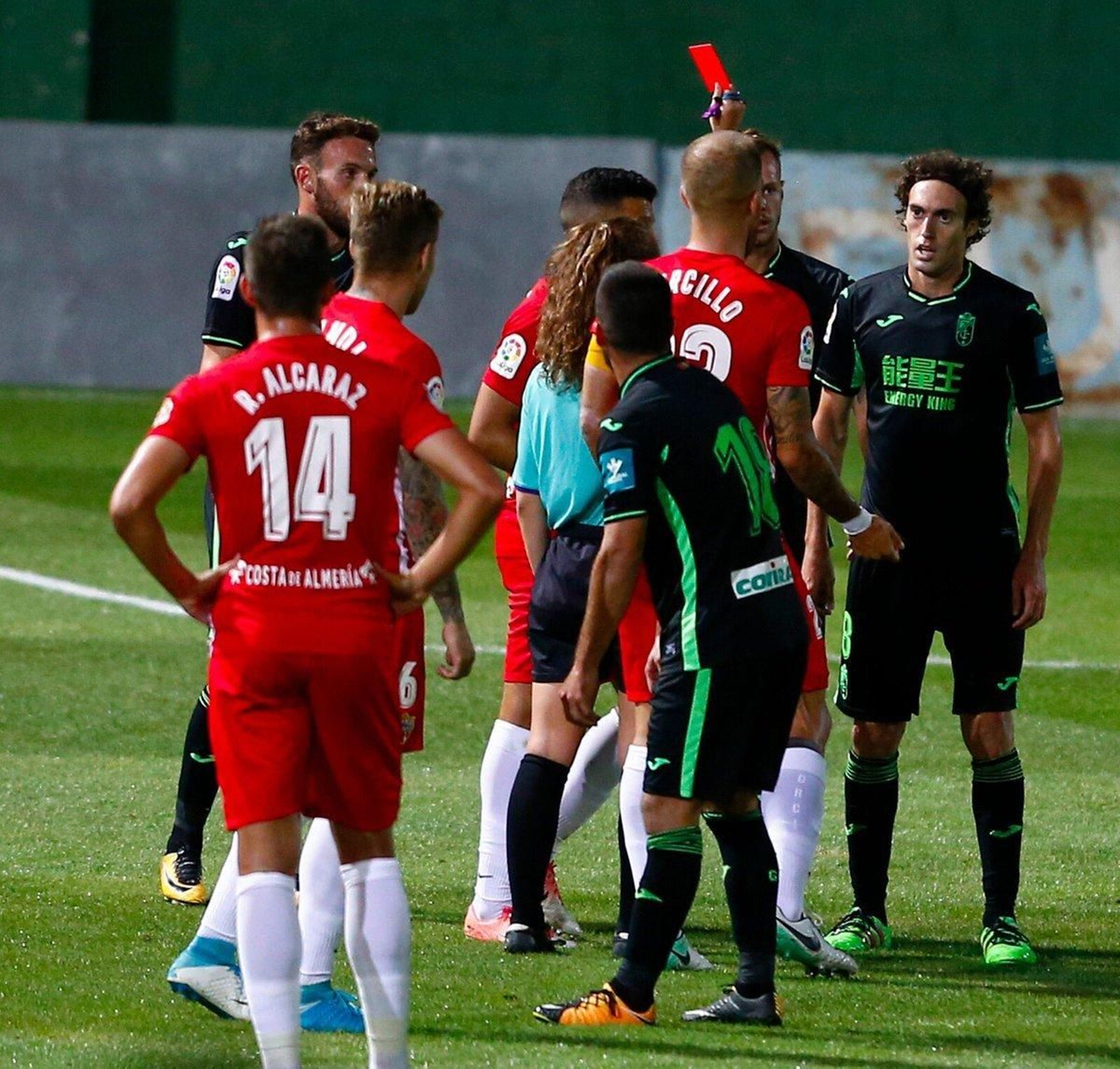 El árbitro expulsa al granadinista Baena.