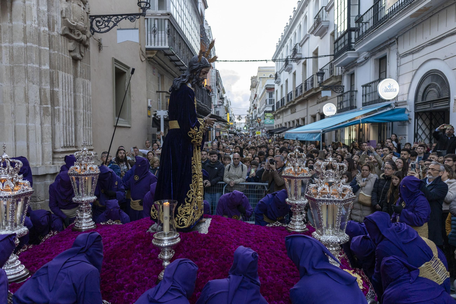 Imágenes de la salida de Dolor y Sacrifico en la Semana Santa de El Puerto 2025