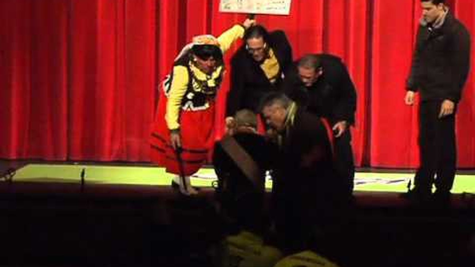 Una imagen del 'rescate' de Antonio Camacho del foso tras su caída.