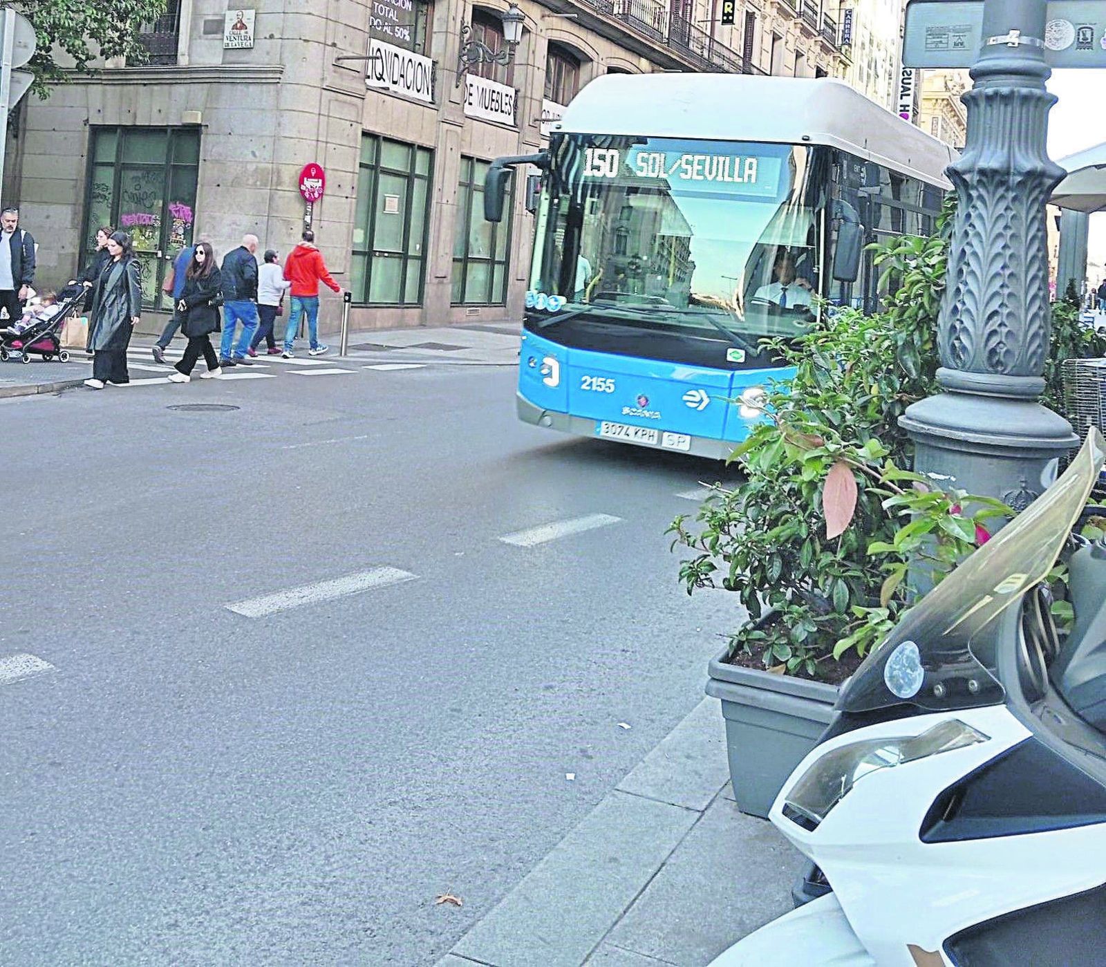 El autobús que cubre la línea Sol-Sevilla en Madrid.