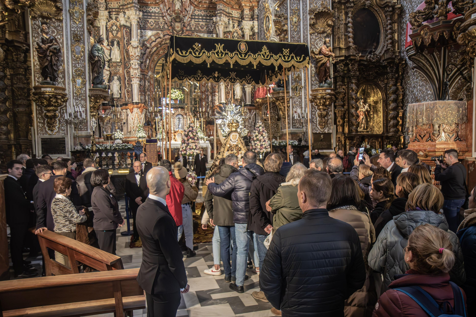 La Virgen de las Angustias, patrona de Granada, repuesta al culto tras su restauración