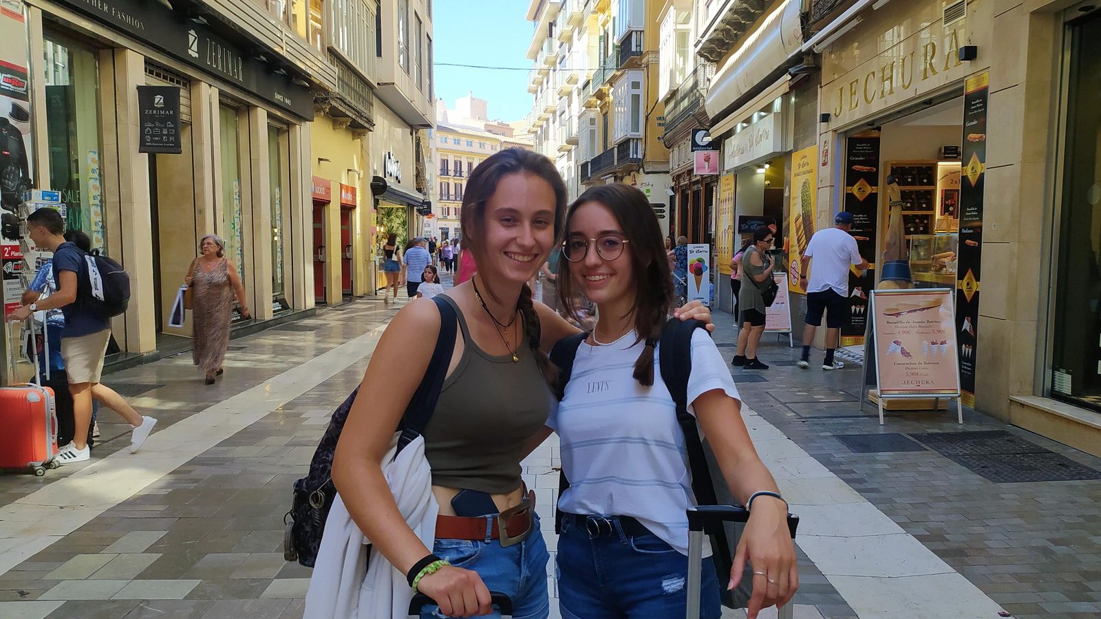 Elena y Marta de Barcelona han tenido que reducir sus vacaciones en la capital a cuatro días para ahorrar.