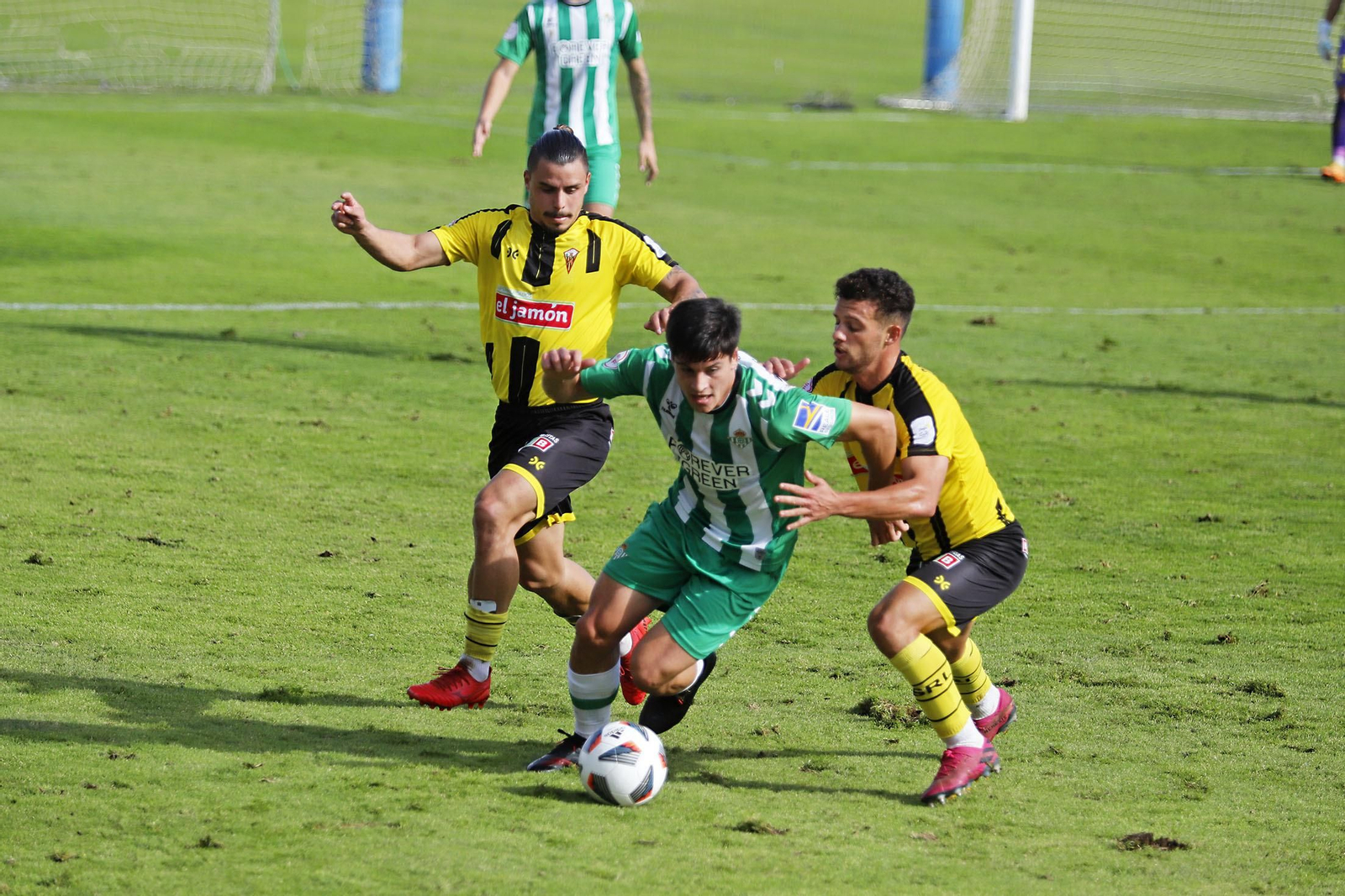 Imágenes destacadas del encuentro entre el San Roque de Lepe y Betis Deportivo