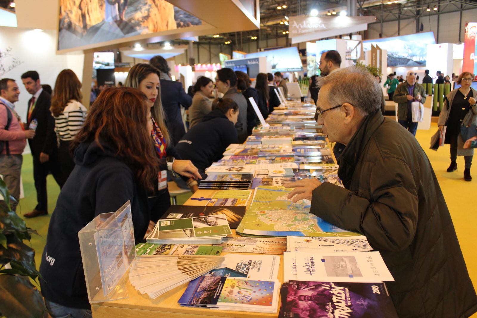 Numerosas personas se acercan al stand de Huelva en la Feria del Turismo.