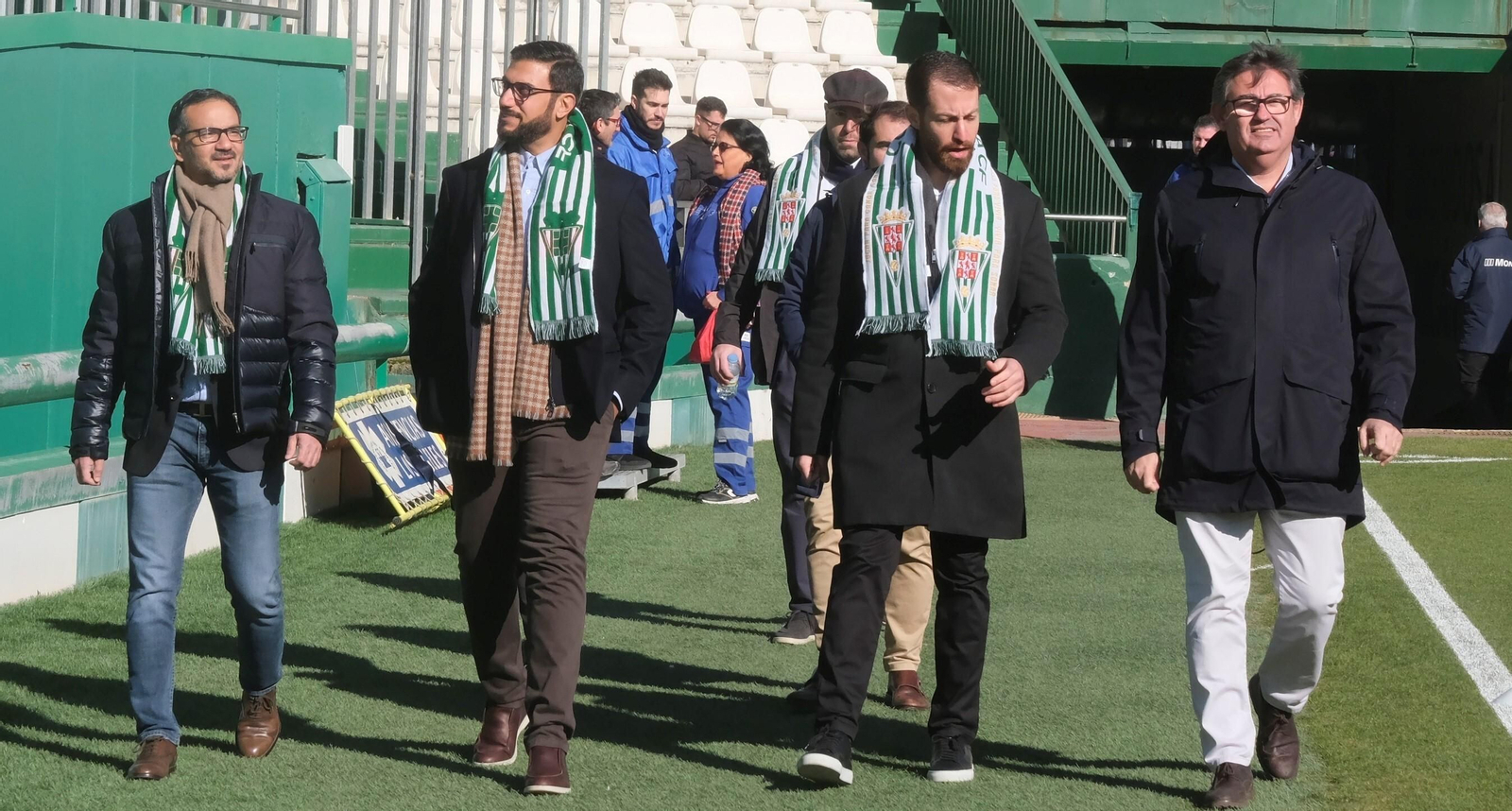 Al-Nusuf, Al-Zain y Bin Jamil acompañan a Javier González Calvo camino del palco de El Arcángel.
