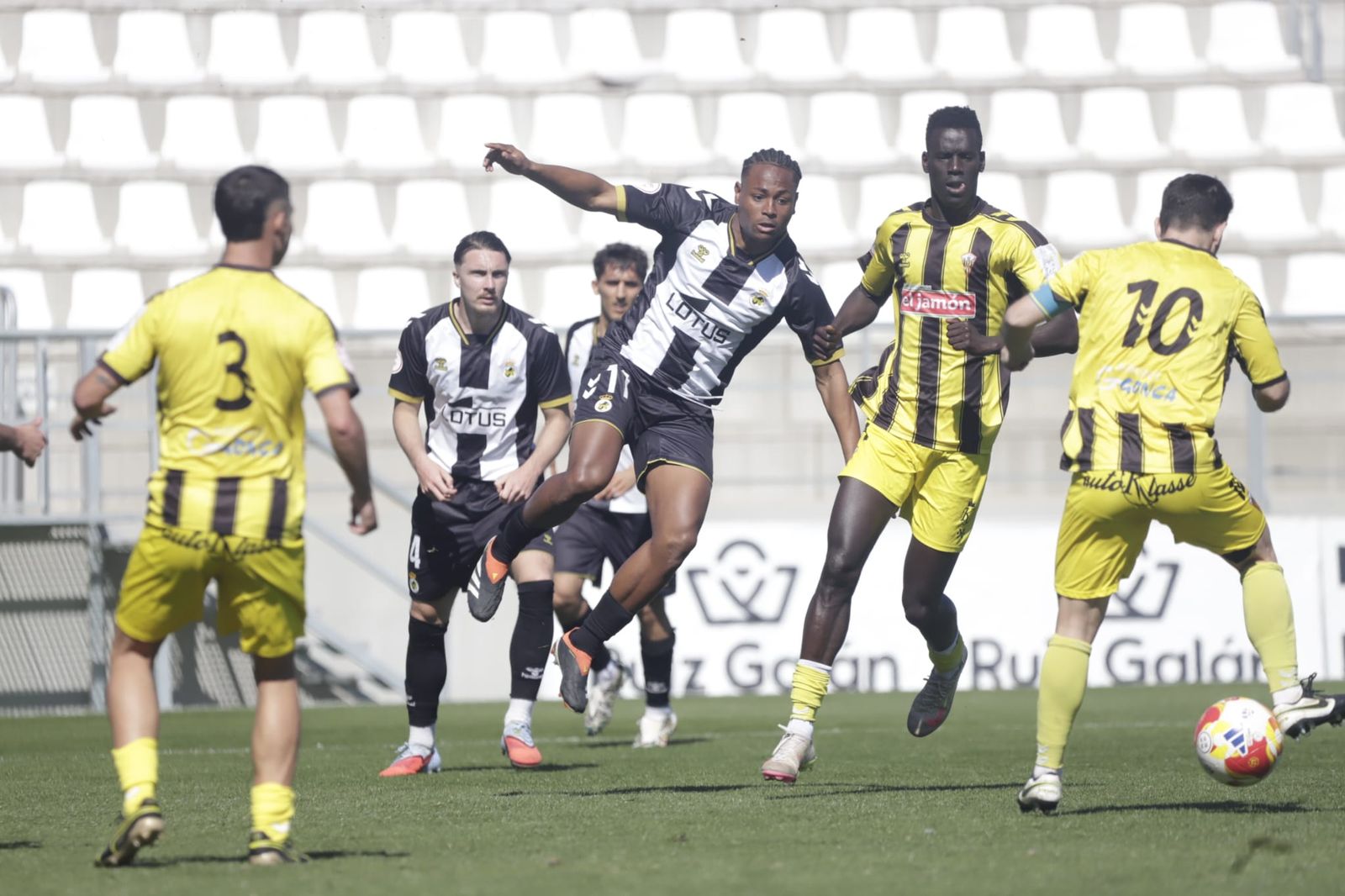 Joanet López, que se ha incorporado al juego con el partido iniciado, en sus primeros minutos sobre el césped del Ciudad de La Línea