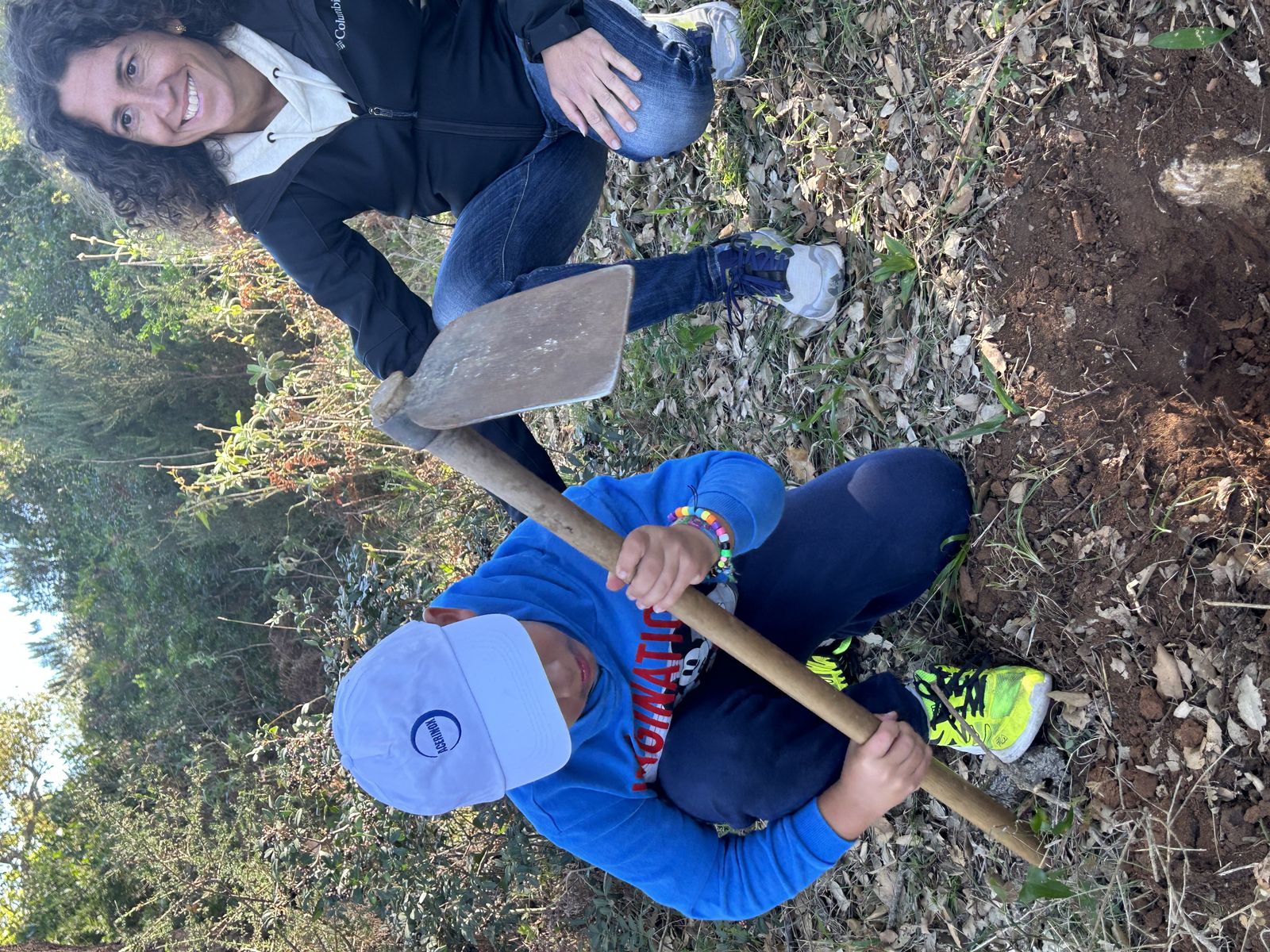 Jornada de reforestación en El Palancar por trabajadores de Acerinox, en imágenes