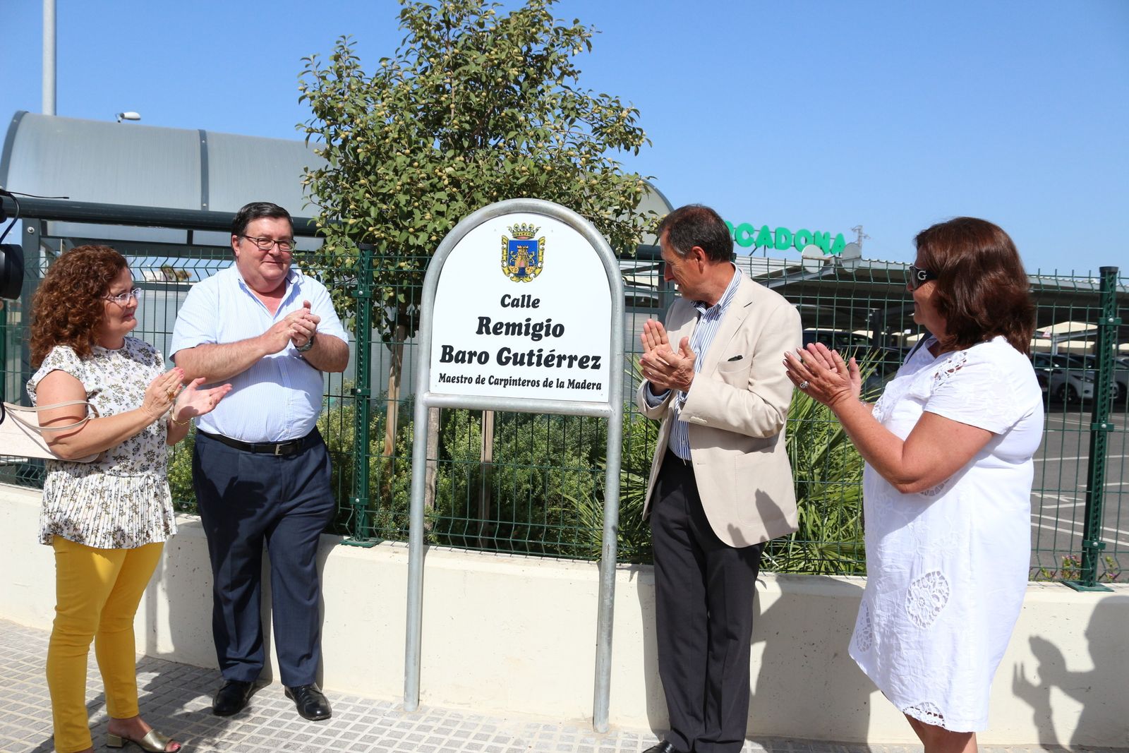 Román y familiares del industrial chiclanero junto a la placa que da nombfre a la nueva calle.
