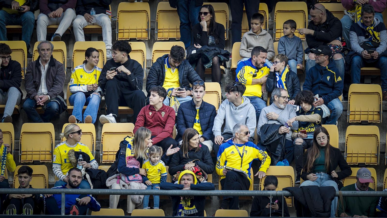 Búscate entre las fotos del partido de fútbol Cádiz CF - Albacete Balompié