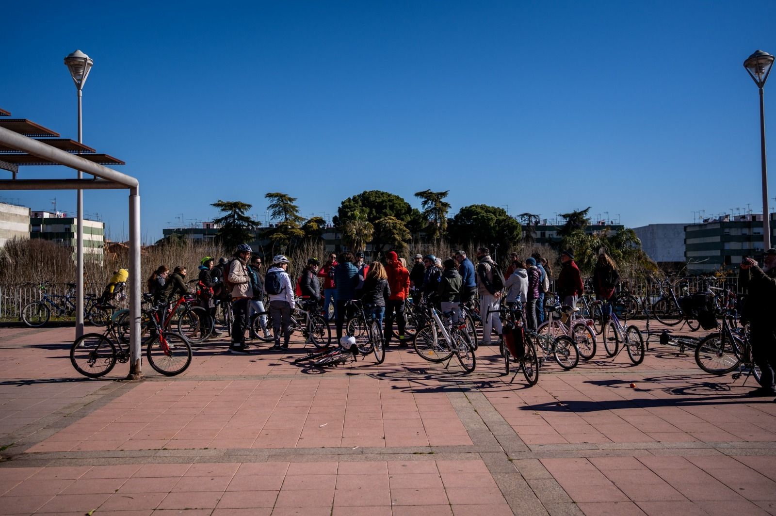 Una ruta en bici por Córdoba para reflexionar sobre habitabilidad y movilidad sostenible, en fotografías