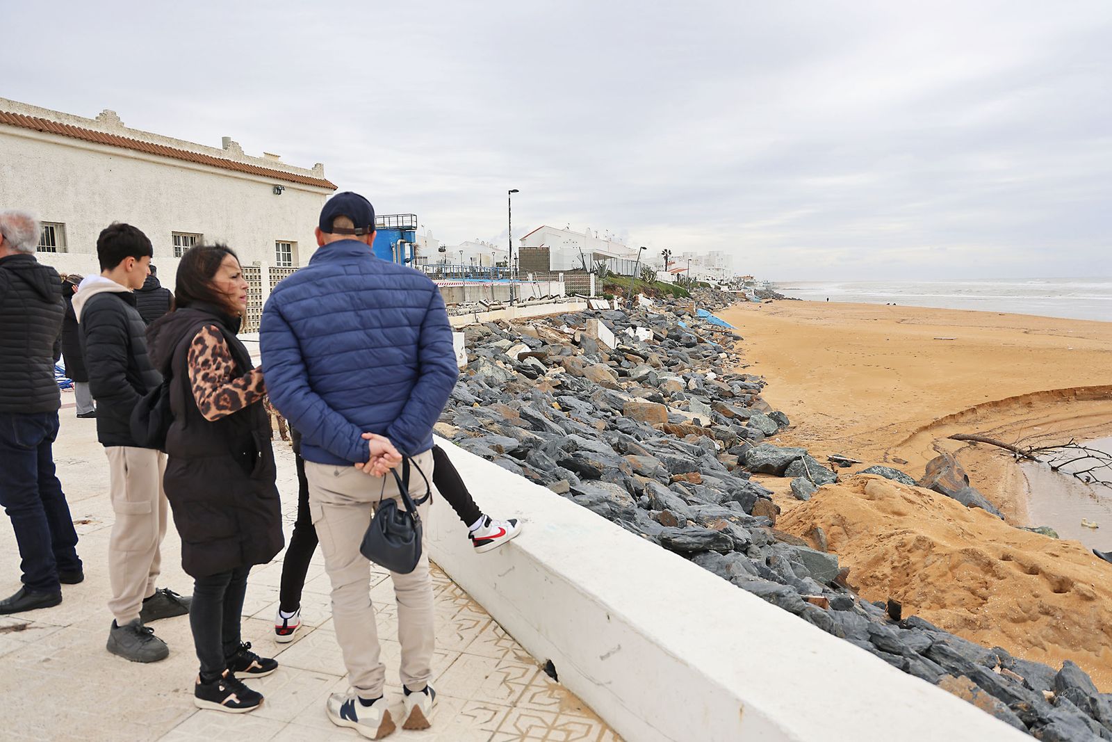 Las fotografías del aporte de arena para regenerar la playa de Matalascañas