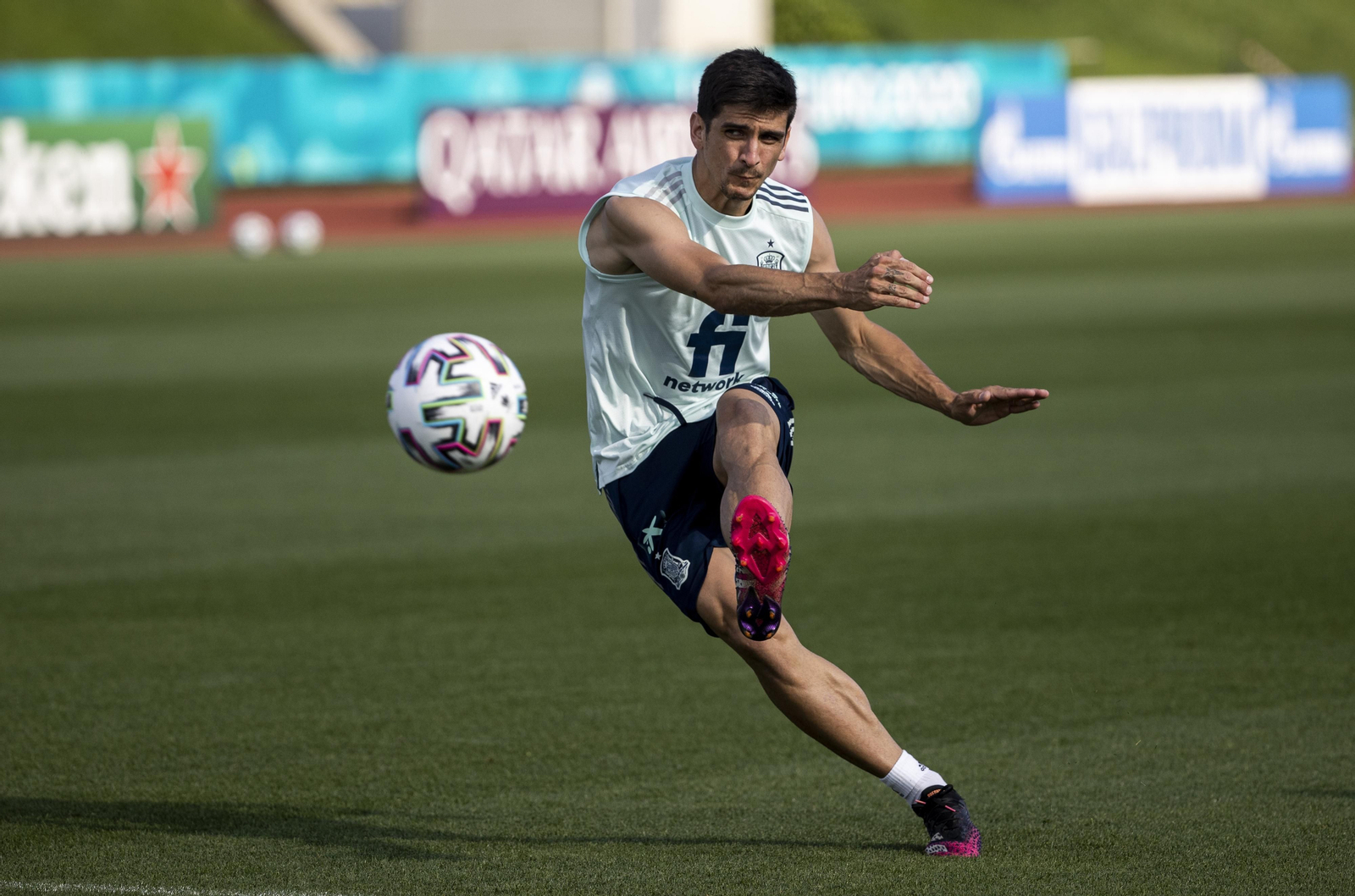 Gerard Moreno golpea el balón durante el entrenamiento del miércoles de España.