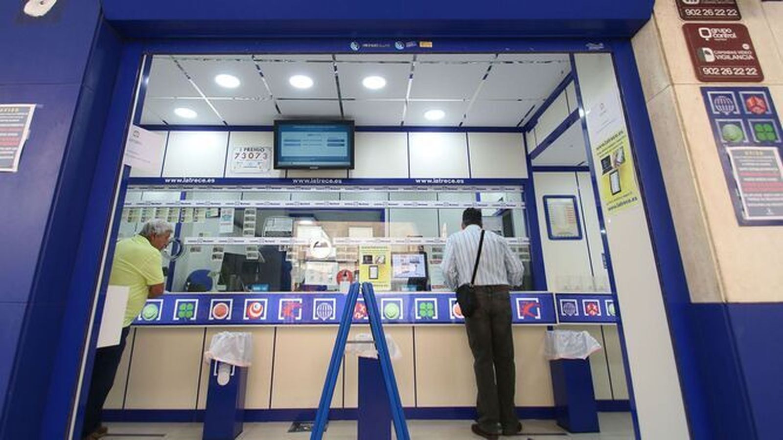 Varias personas en una administración de lotería.