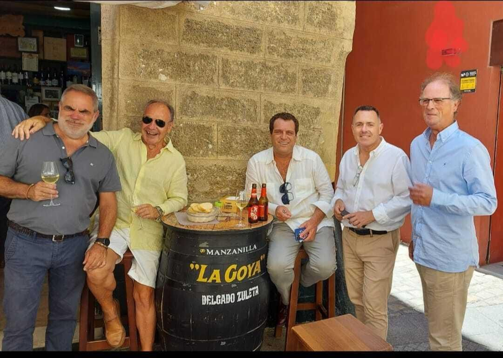 A la derecha de la imagen, Jaime, junto a sus amigos Valentín Blanco, Nino Copano, Félix  Fernández Verderjo y Salvador Celada en una imagen de este verano a las puertas de la Cepa Gallega,  en Cádiz