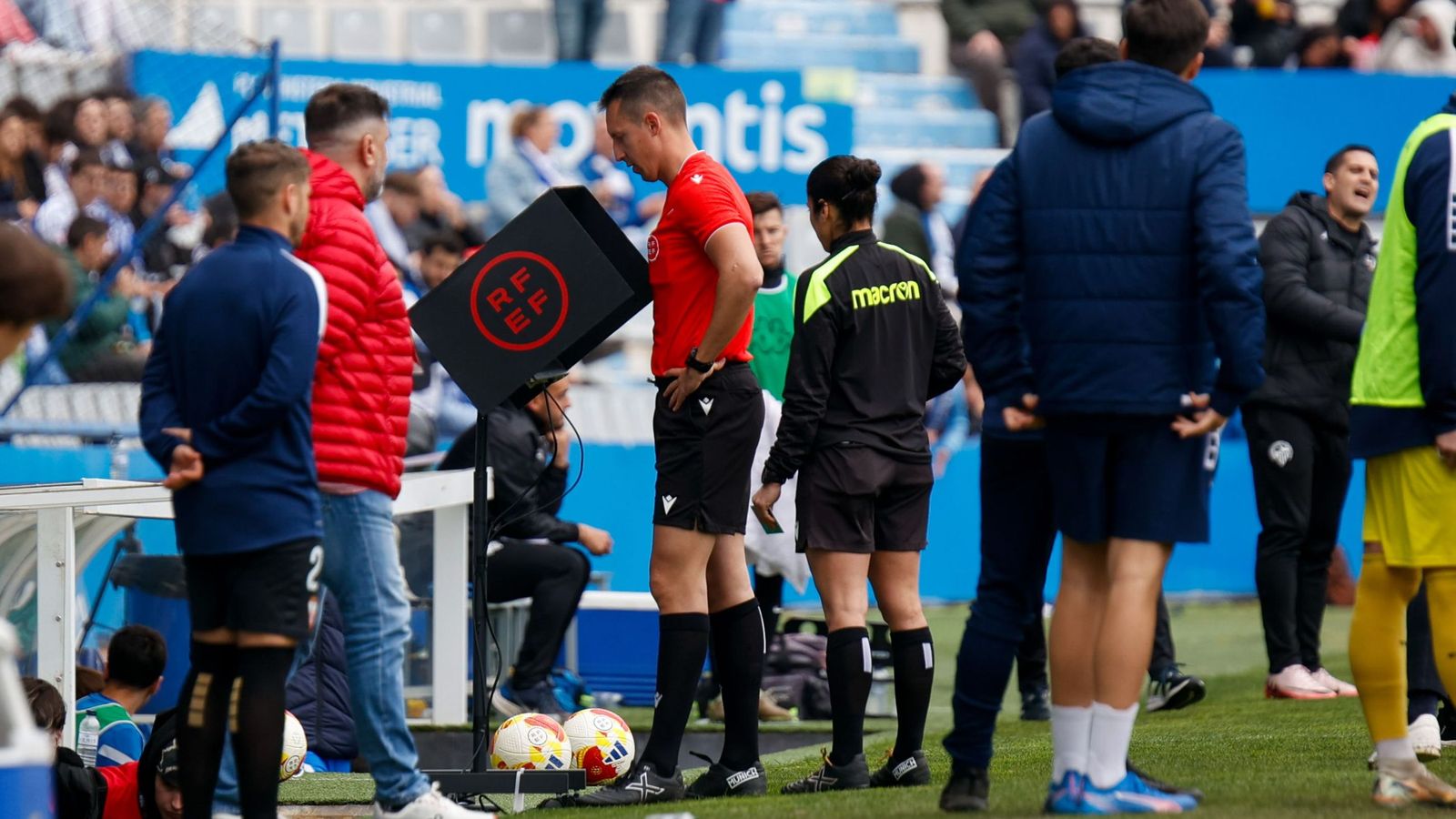 El árbitro revisa en el monitor una de las acciones del Sabadell-Algeciras.