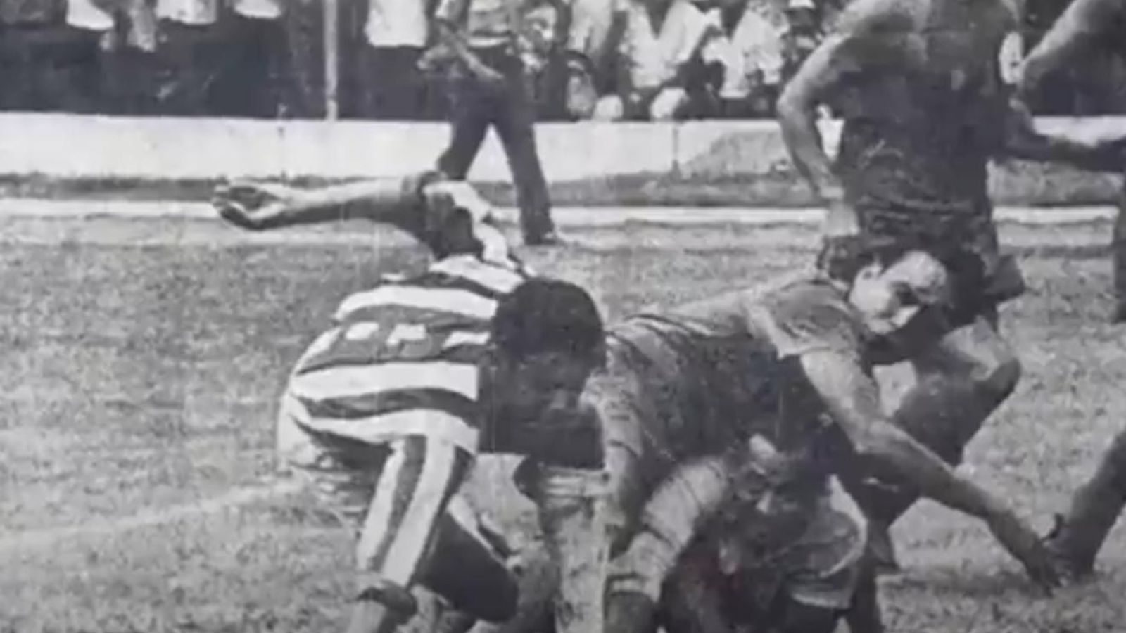 Una acción del partido decisivo entre Honduras y El Salvador en México