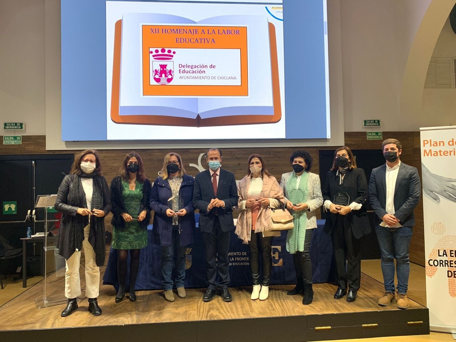 Homenaje a la labor docente de varias profesores.