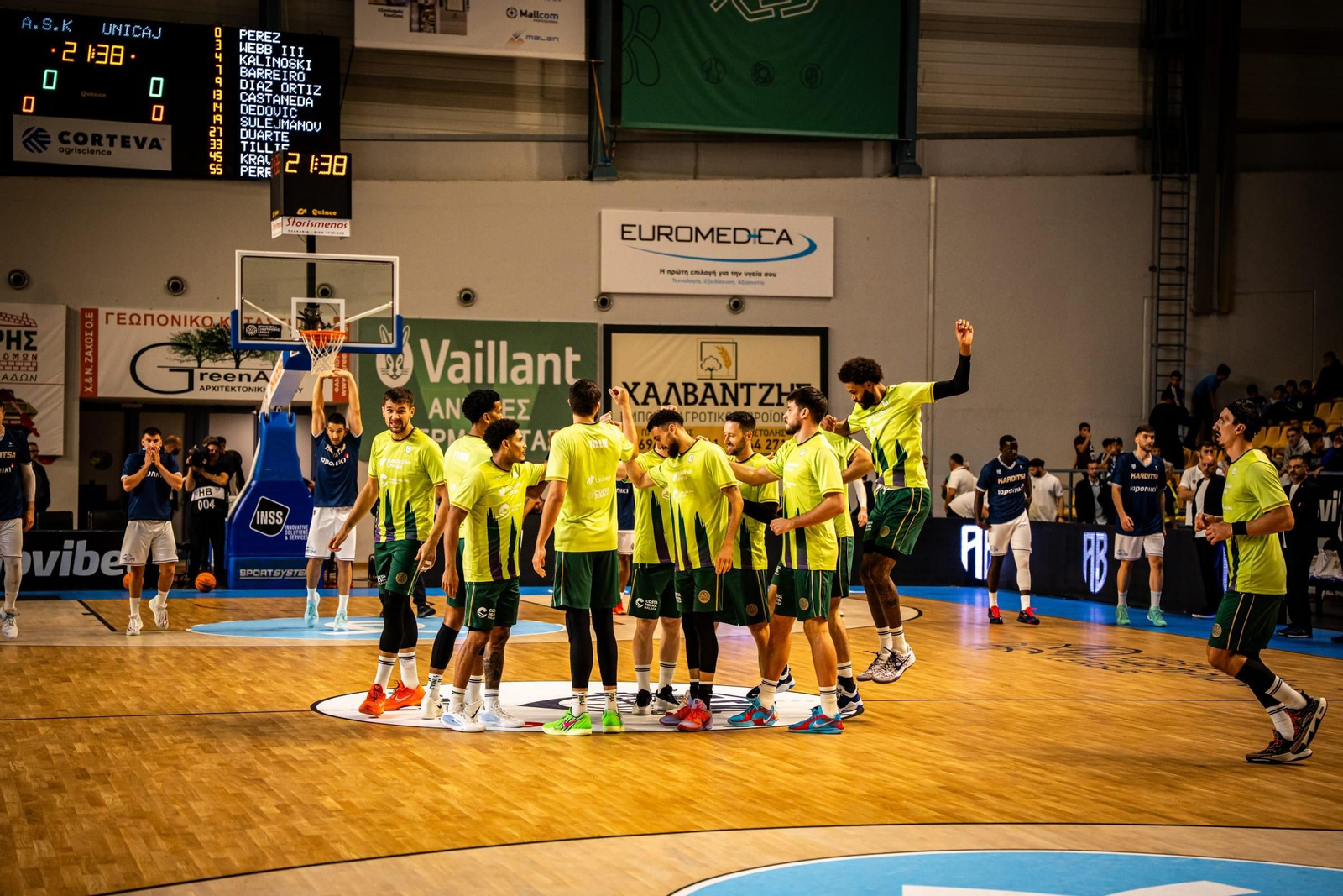Los jugadores se saludan.