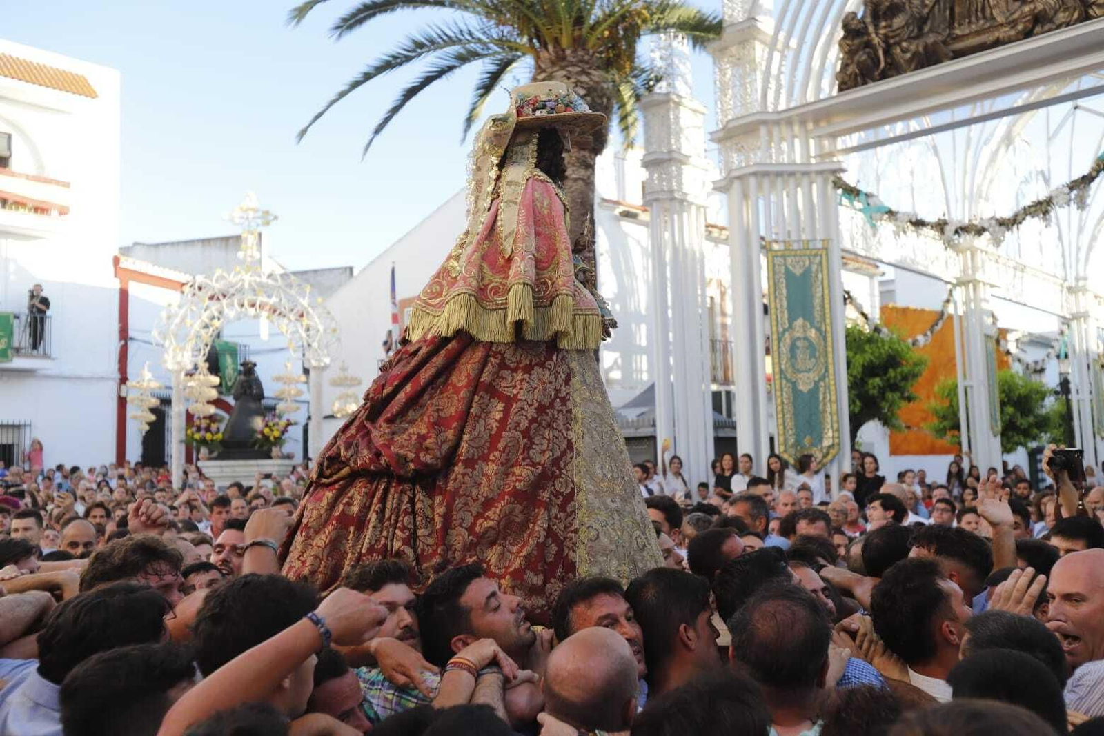 Traslado: las primeras imágenes de la Virgen del Rocío por las calles de Almonte