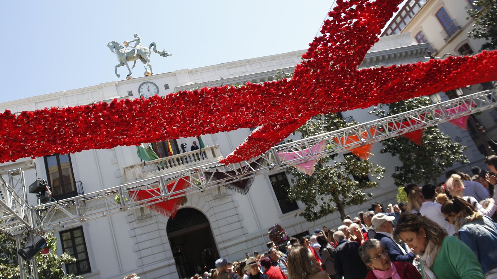 Instalación de la cruz de la Plaza del Carmen del año pasado