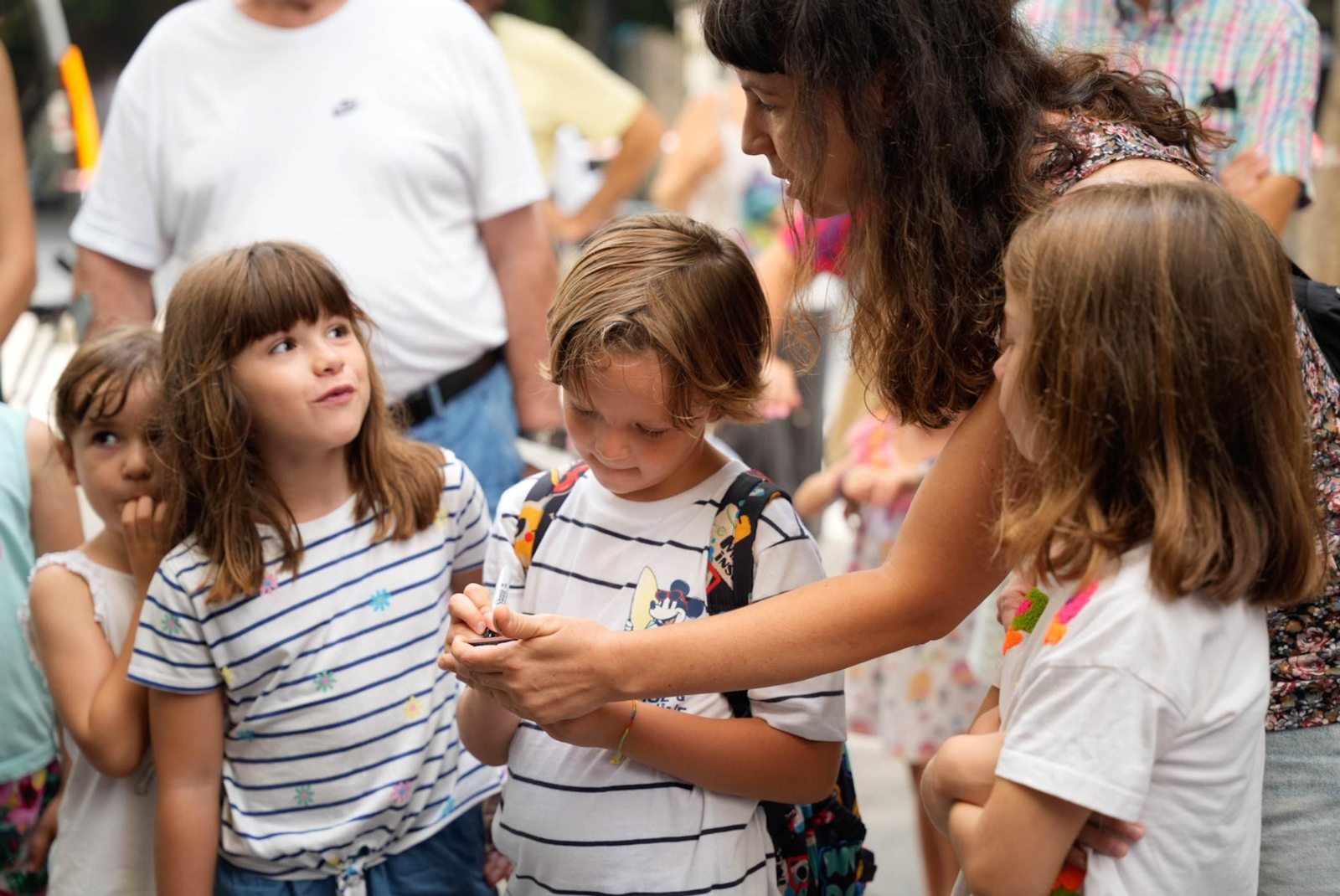 Las mejores imágenes del espectáculo de magia en la calle de la Feria de Almería
