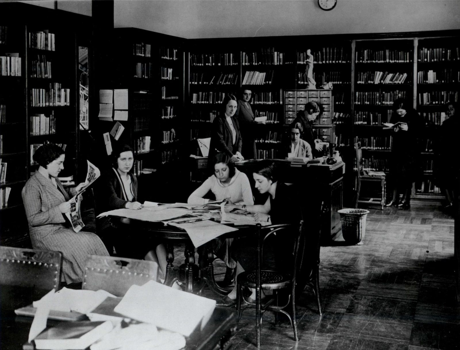 Estudiantes en la Residencia de Señoritas.